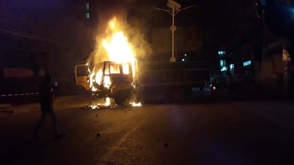 সিলেট নগরীর সুবিদবাজারে ট্রাকচাপায় দুজন নিহত,  ট্রাকে আগুন