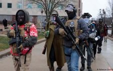 সমর্থকদের সশস্ত্র মহড়া, ট্রাম্পের সামরিক কায়দায় বিদায় সংবর্ধনার অনুরোধ প্রত্যাখ্যান পেন্টাগনের