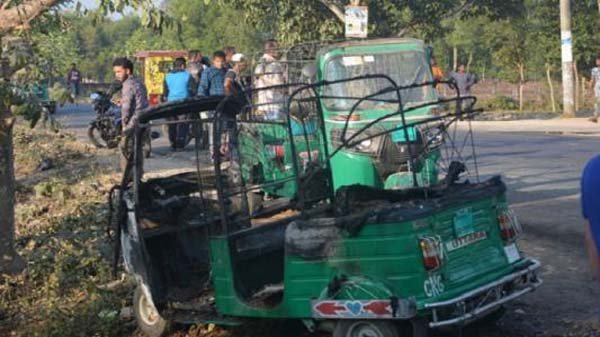 শ্রীমঙ্গলে ফিলিং স্টেশনে আগুন, পুড়ল ৩টি অটোরিকশা