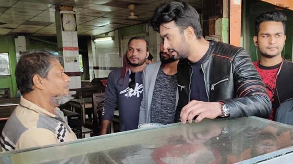 বাবার জন্য নির্বাচনী মাঠে নায়ক রোশান