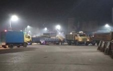 সুবিদবাজারে ট্রাক ভাঙচুরের প্রতিবাদে শ্রমিকদের অবরোধ