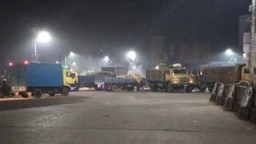 সুবিদবাজারে ট্রাক ভাঙচুরের প্রতিবাদে শ্রমিকদের অবরোধ