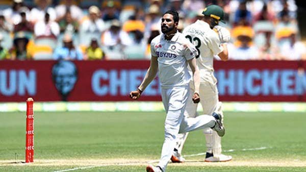 মায়ের ফোন বদলে দেয় সিরাজকে