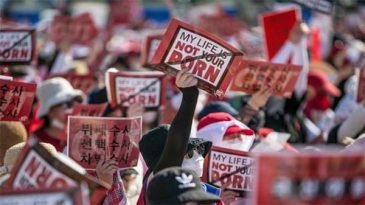 করোনাকালে অনলাইনে নারীদের যৌন হয়রানি বাড়ছে