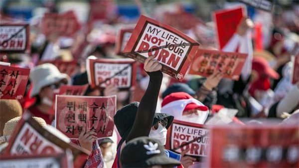 করোনাকালে অনলাইনে নারীদের যৌন হয়রানি বাড়ছে