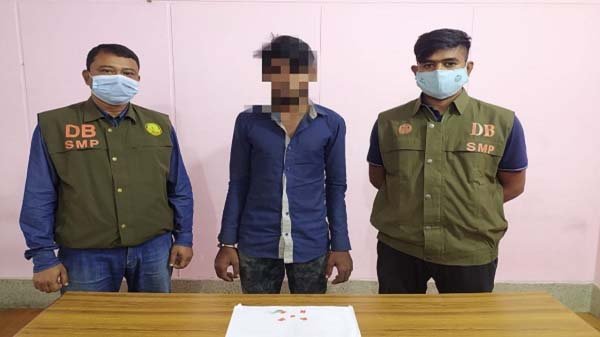 নগরীর লালবাজার থেকে ইয়াবাসহ আটক ১