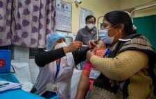 টিকা নেয়ার পর ভারতে মৃত্যু বেড়ে ৩