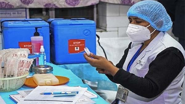 ভ্যাকসিন নেওয়ার পরই সংজ্ঞা হারালেন নার্স