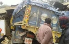 নবীগঞ্জে সড়ক ছেড়ে বসতঘরে ট্রাক, আহত ২