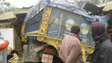 নবীগঞ্জে সড়ক ছেড়ে বসতঘরে ট্রাক, আহত ২