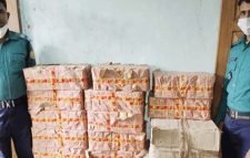 ‘নিষিদ্ধ’ বিড়ির চালান ফেলে পালাল চোরাকারবারিরা