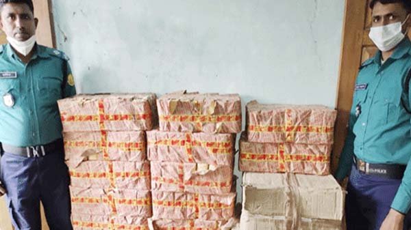 ‘নিষিদ্ধ’ বিড়ির চালান ফেলে পালাল চোরাকারবারিরা