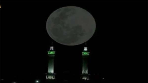 কাবার উপর পূর্ণ চাঁদের বিরল দৃশ্য