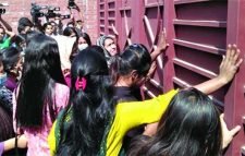 হঠাৎ ক্যাম্পাসে উত্তাপ