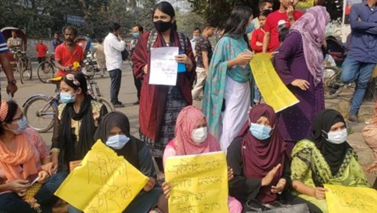 দ্বিতীয় দিনের মত আবারো শিক্ষার্থীদের নীলক্ষেত মোড় অবরোধ, যান চলাচল বন্ধ