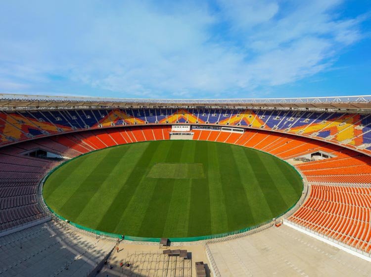 বিশ্বের বৃহত্তম ক্রিকেট স্টেডিয়ামে গোলাপী বলের লড়াই