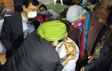 সিলেটে প্রথম টিকা নিলেন বিভাগীয় কমিশনার