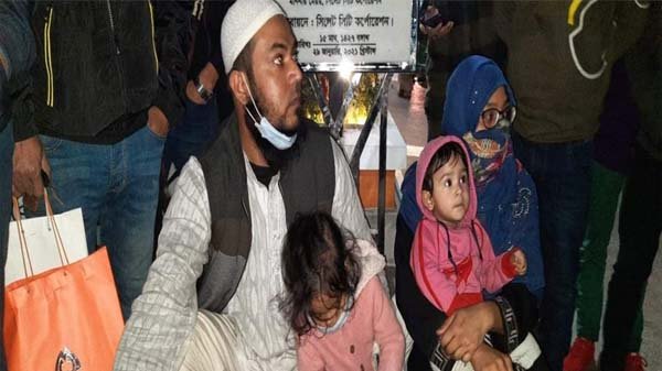 নগরীতে হেলমেট নিয়ে গেলেন মেয়র, সড়কেই অবস্থান!