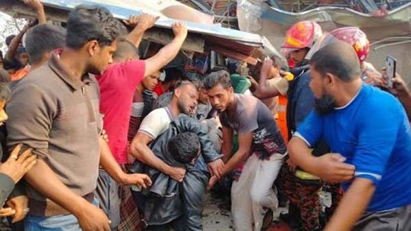 বাস-ট্রাক সংঘর্ষে ১০ জনের প্রাণহানি