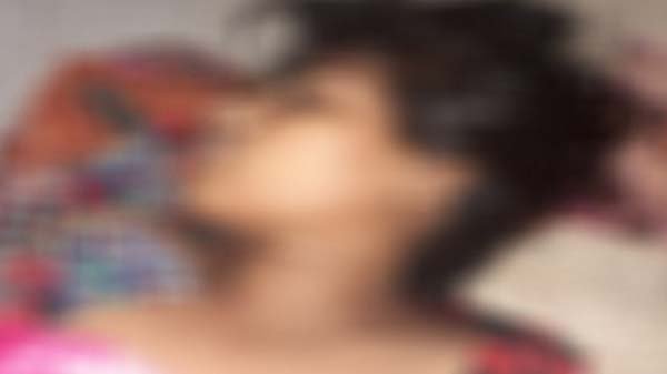 ঘরে স্ত্রীর রক্তাক্ত লাশ, স্বামী আটক