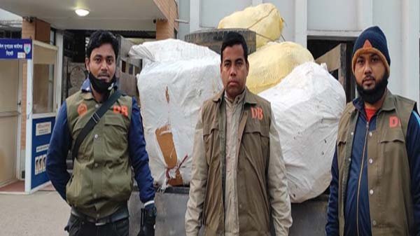 চোরাচালান ভর্তি পিকআপ ফেলে পালাল তিন চোরাকারবারি