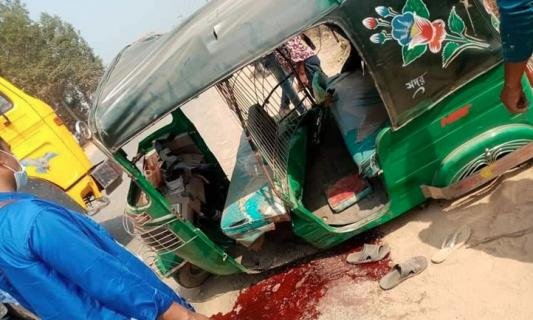 বাহুবলে ট্রাক ও সিএনজি অটোরিকশার সংঘর্ষে নিহত ১