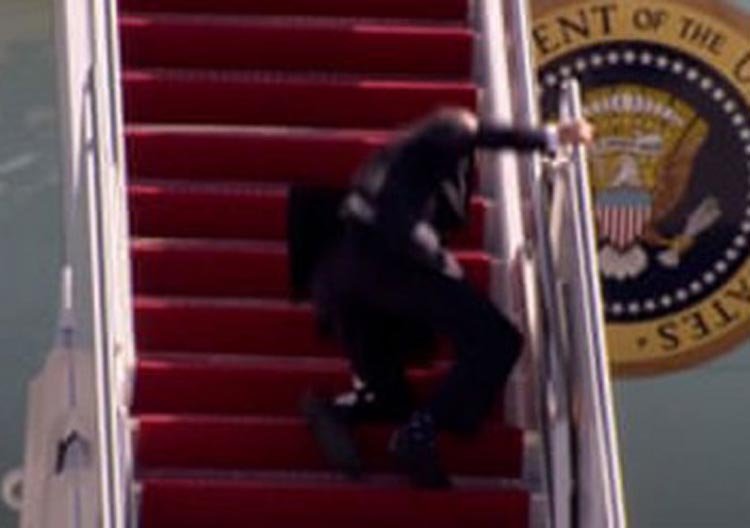  তিন-তিনবার হোঁচট খেলেন বাইডেন