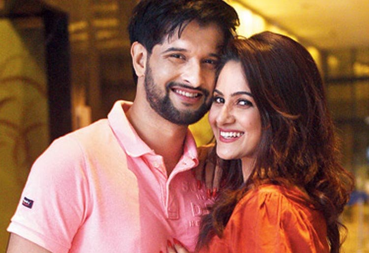 তৃণমূলে যোগ দিলেন নব-দম্পতি