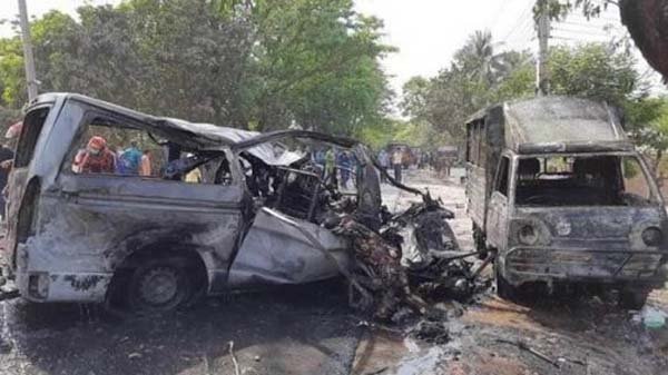 বাস-মাইক্রো-লেগুনার ত্রিমুখি সংঘর্ষ, প্রাণ গেল ১৭ জনের