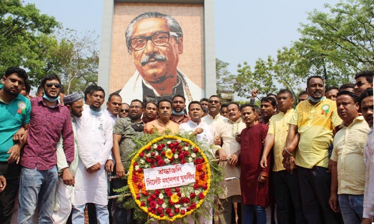 বঙ্গবন্ধুর প্রতিকৃতিতে সিলেট মহানগর যুবলীগের শ্রদ্ধা নিবেদন