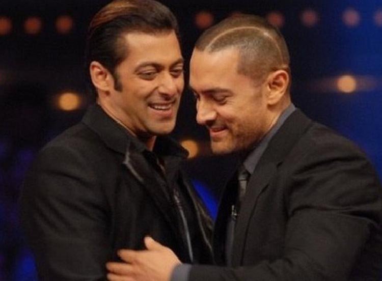 আমিরের আক্রান্তের দিনে ভ্যাকসিন নিলেন সালমান