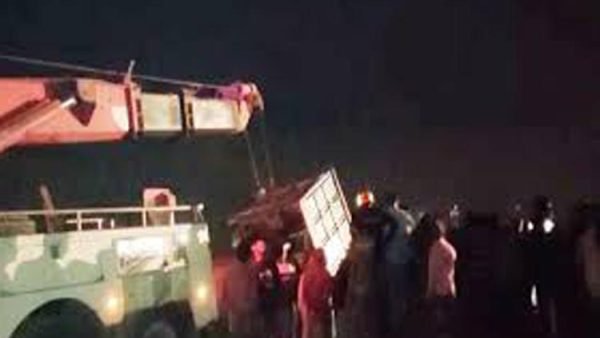 পাটুরিয়ায় ফেরিতে উঠতে গিয়ে ট্রাক নদীতে, চালক নিহত