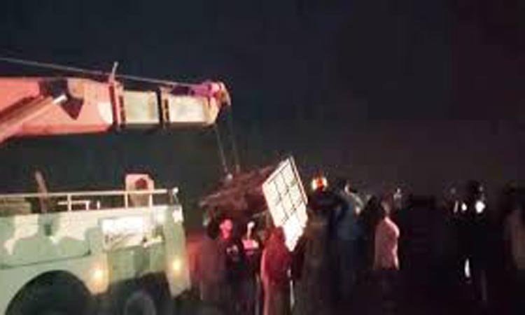 পাটুরিয়ায় ফেরিতে উঠতে গিয়ে ট্রাক নদীতে, চালক নিহত