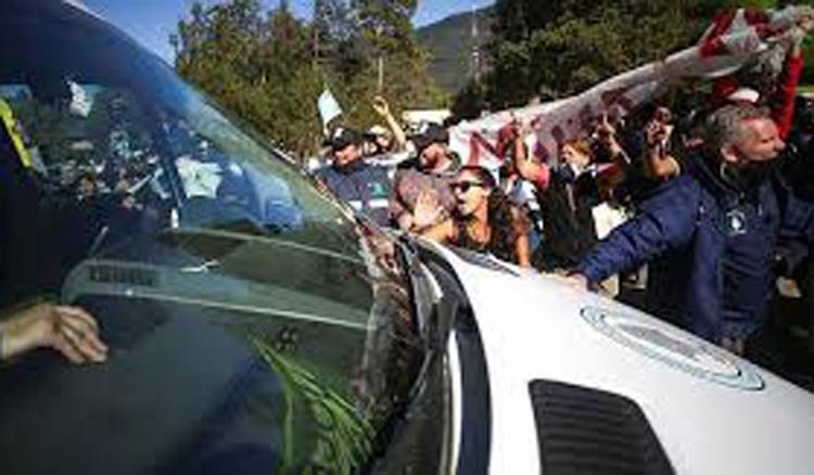 আর্জেন্টিনার প্রেসিডেন্টের গাড়িতে হামলা