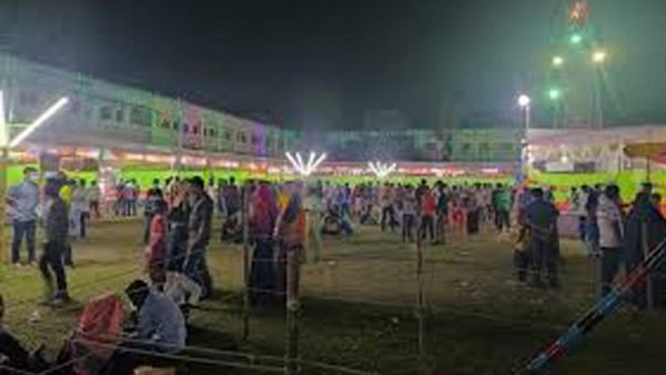 ফ্রি মাস্ক দিচ্ছে পুলিশ, পরছে না দর্শনার্থীরা