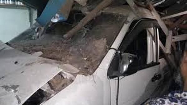 নিয়ন্ত্রণ হারিয়ে মাইক্রোবাস দোকানে, নিহত ২