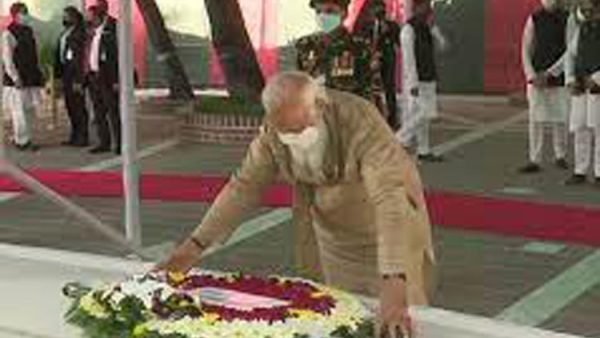 বঙ্গবন্ধুর সমাধিতে নরেন্দ্র মোদির শ্রদ্ধা