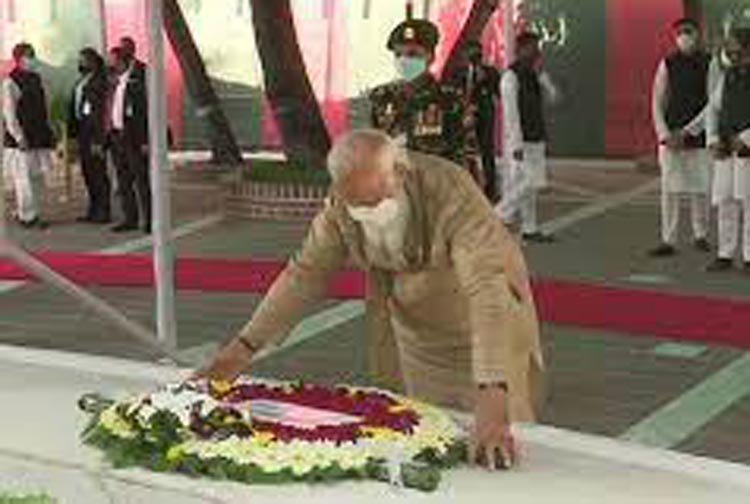 বঙ্গবন্ধুর সমাধিতে নরেন্দ্র মোদির শ্রদ্ধা