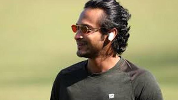 সাংবাদিকদের চোখ এড়িয়ে দেশে সাকিব