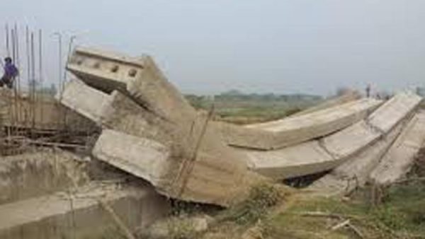 নির্মাণকালেই সেতুতে ধস, মন্ত্রণালয়ের কমিটি গঠন