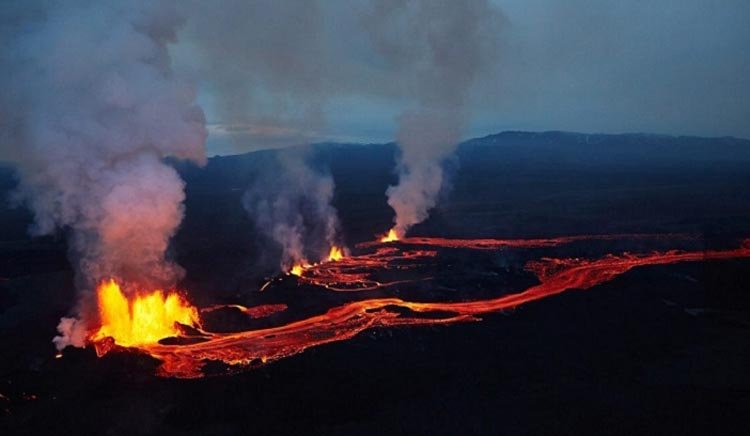 ৮০০ বছর পর জেগে উঠল আগ্নেয়গিরি