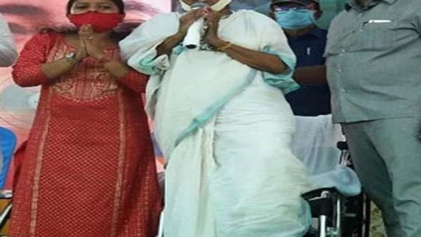 হঠাৎ এক পায়েই উঠে দাঁড়ালেন মমতা
