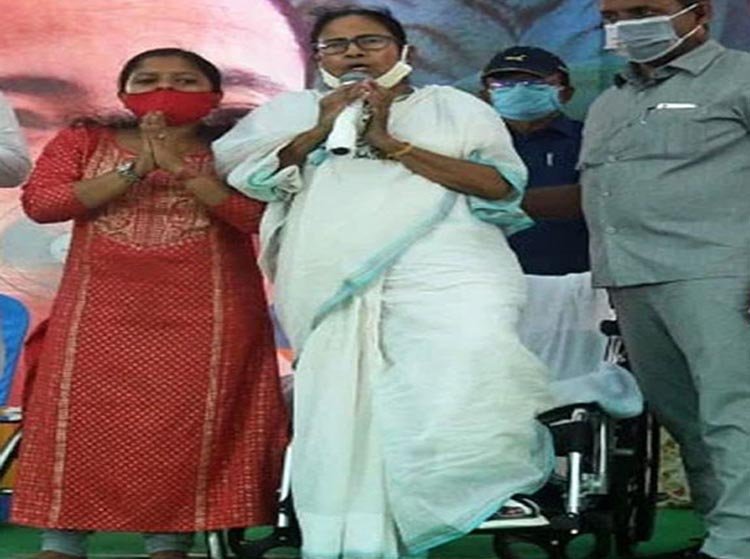 হঠাৎ এক পায়েই উঠে দাঁড়ালেন মমতা