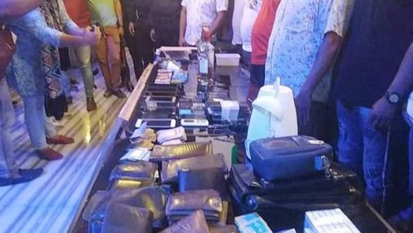 শ্রমিক লীগ নেতার হোটেলে অভিযান, ৫ তরুণীসহ আটক ৩১