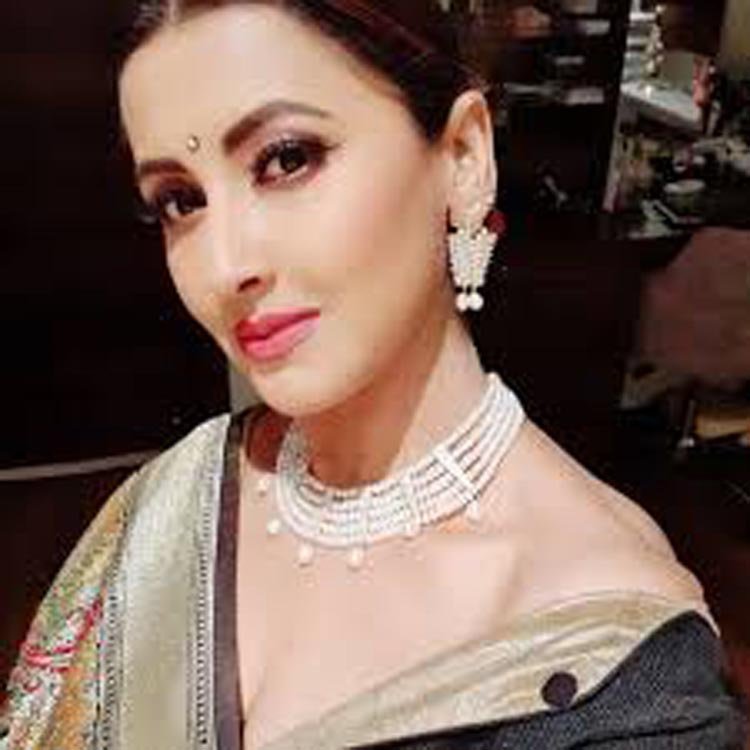 টিকা নিয়ে অসুস্থ রচনা ব্যানার্জী