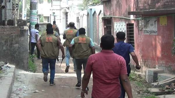 নাটোরে পুলিশের ধাওয়ায় বিএনপির বিক্ষোভ পণ্ড