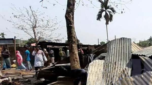 মদিনা মার্কেটে আগুনে পুড়লো ছয় বসত ঘর