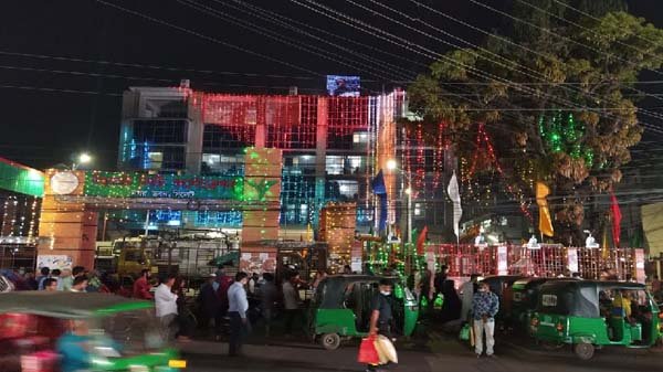 রঙিন আলোয় আলোকিত নগরী