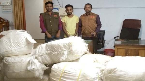 জৈন্তাপুরে ভারতীয় কাপড়সহ চোরাকারবারি আটক