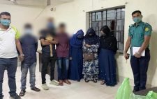 মহাজনপট্রি থেকে ছয় নারী-পুরুষ আটক